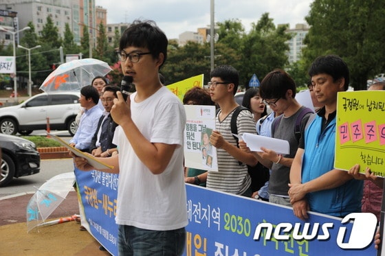 허현호 KAIST 학생이 15일 충남대 앞에서 발표한 대전지역 2030 시국선언 자리에서 국정원의 불법 선거개입을 비판고 있다./2013.7.15 뉴스1 박지선 © News1 
