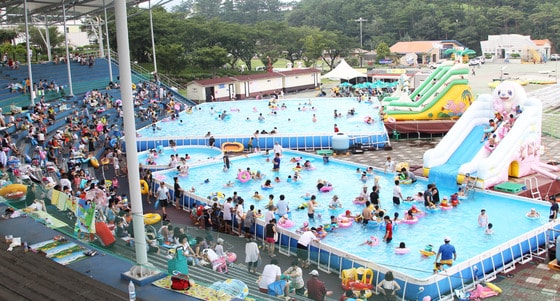 지난 13일 개장한 당항포 관광지 야외풀장© News1