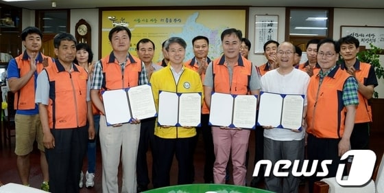 영암마트 광산연합은 광산구와 사회배려계층을 위한 나눔활동에 참여한다는 협약을 맺었다./사진제공=광산구© News1