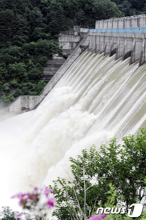 2013년 수문을 연 화천댐.(뉴스1 DB)