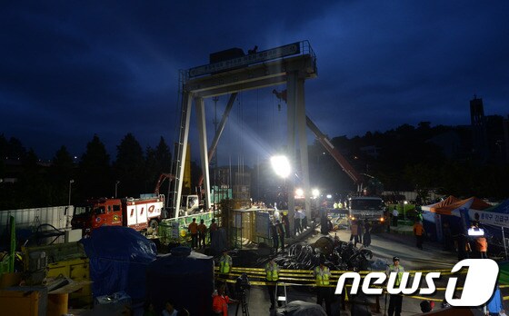 16일 오후 1명이 숨지고 6명이 실종된 서울 동작구 노량진동 배수지 상수도관 공사 수몰사고 현장에서 구조작업을 위한 배수작업이 진행되고 있다. 2013.7.16/뉴스1 © News1 박세연 기자