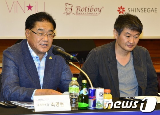 제천국제음악영화제 시작을 알리는 기자회견을 하고 있는 최명현 제천시장(왼쪽)과 허진호 집행위원장. © News1 