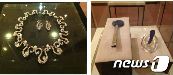 좌측부터 김효진 졸업생 作 <목걸이.귀걸이 세트, 곡선>, 조정희 교수 作 <브롯지 파란 잎> © News1