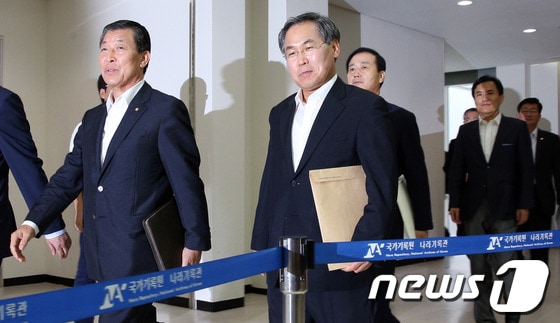 새누리당 황진하 의원&#40;왼쪽&#41;과 민주당 우윤근 의원 등 여야 열람위원들이 17일 오후 경기도 성남 국가기록원에서 2007년 남북 정상회담 대화록 2차 예비열람을 위해 열람장소로 이동하고 있다. 2013.7.17/뉴스1 © News1 허경 기자