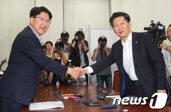 민주당 김현, 진선미 의원이 국정원 국조특위 위원직을 사퇴한 17일 서울 여의도 국회에서 국정원 국정조사특위 새누리당 권성동, 민주당 정청래 간사가 국정조사 실시계획서에 대한 논의를 하고 있다. 2013.7.17/뉴스1 © News1 송원영 기자