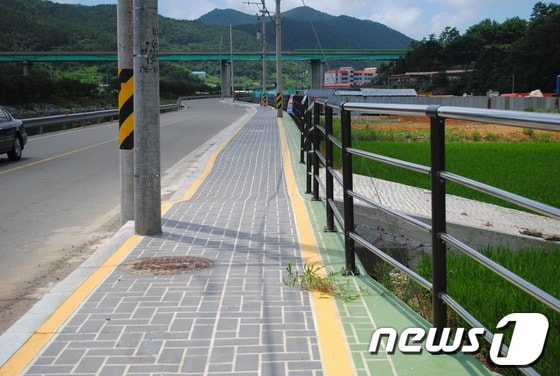 우측 녹색으로 칠한 곳이 자전거 도로.© News1