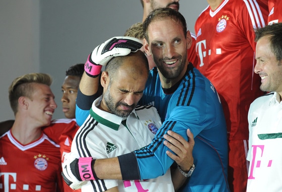 18일(현지시간) 독일 축구 분데스리가 바이에른 뮌헨의 골키퍼 톰 슈타르케(오른쪽)가 뮌헨의 구단 본부에서 2013-14 시즌  팀 단체사진 촬영 도중 펩 과르디올라 감독을 실수로 때리고 나서 안고 있다. © AFP=뉴스1 