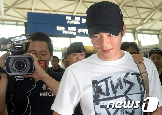 시즌 준비를 위해 영국으로 출국하는 기성용 선수(스완지 시티 AFC)가 2일 오후 인천국제공항에 들어서고 있다. 2013.7.2/뉴스1 © News1 손형주 기자