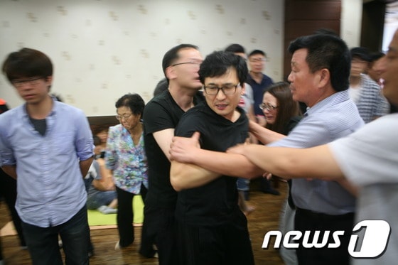 21일 사설 해병대 캠프 참사로 목숨을 잃은 학생들의 유가족이 공주사대부고 교장 파면을 촉구하며 소란을 피우고 있다./2013.7.21 뉴스1 © News1 이영석 기자