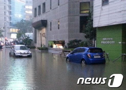 호우경보가 내려진 22일 오전 서울 강남역 인근 도로가 시간당 50∼70㎜ 안팎의 폭우로 인해 물에 잠겨있다. 2013.7.22 머니투데이/뉴스1 © News1