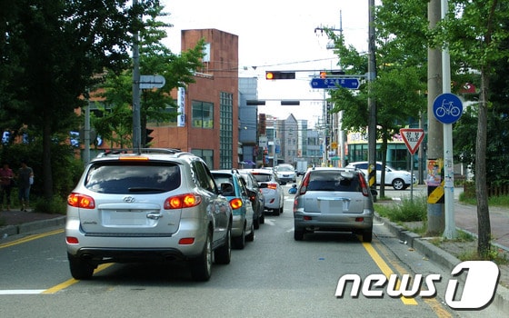 전북 전주시 완산구 서신동의 한 교차로. 차로 폭 조정 이후 직진 및 좌회전 차량과 우회전 차량이 동시에 진행할 수 있게 됐다./사진제공=전북지방경찰청 © News1 박효익 기자