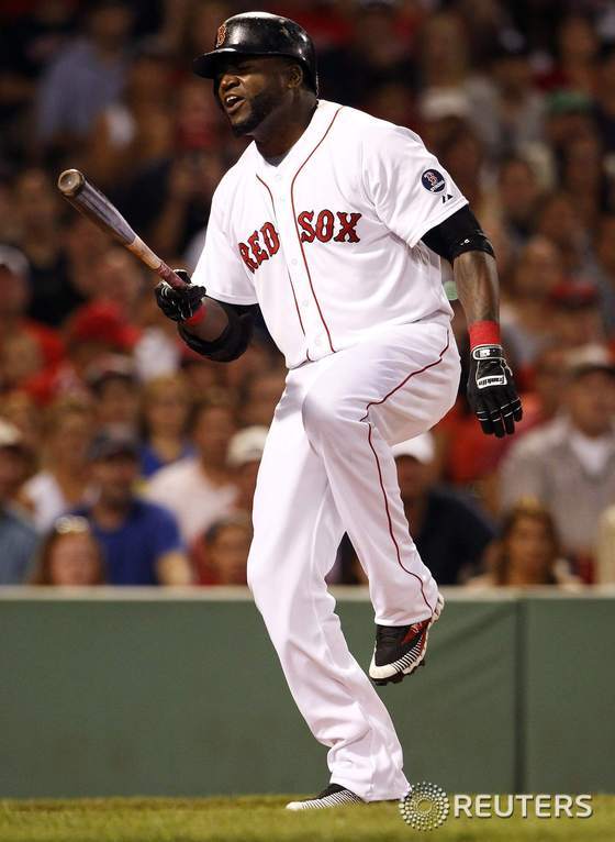 미국 메이저리그 보스턴 레드삭스의 지명타자 데이비드  오르티스가 21일(현지시간) 보스턴에서 열린 뉴욕 양키스전 1회 자신이 카격한 공이 자기 발에 맞은 후 아파하고 있다.  © 로이터=뉴스1  