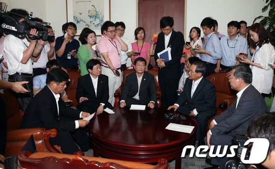 2007년 남북정상회담 대화록 민주당 열람위원들이 23일 오전 서울 여의도 국회 운영위원회 소회의실에 보관된 남북정상회담 대화록 부속자료 단독 열람을 요청하기 위해 운영위원장실을 방문해 기자들의 질문에 답하고 있다. 왼쪽부터 박민수,박범계, 전해철, 우윤근, 박남춘 의원. 2013.7.23/뉴스1 © News1 허경 기자