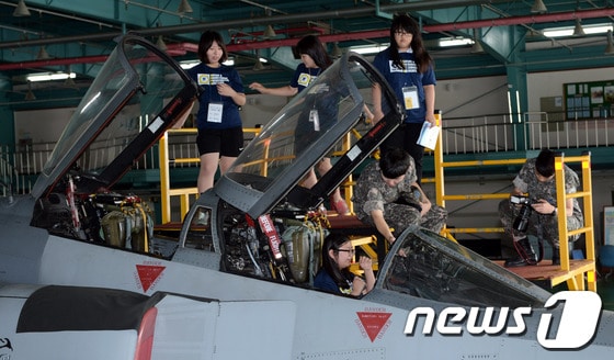 시우보우 캠프 참가자들이 24일 오전 충북 청원군 17전투비행단을 찾아 전투기 탑승 체험을 하고 있다. (충북도교육청 제공) © News1   