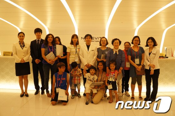 누네빛안과는 24일 부산지역 다문화가족 16명에게 무료 안과검진을 실시했다.사진=&#40;주&#41;코비즈 제공© News1 