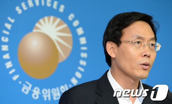 서태종 금융위원회 자본시장국장이 26일 오후 서울 중구 금융위원회에서 크라우드펀딩 제도 도입 추진계획에 대해 발표하고 있다.© News1   손형주 기자