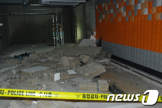 26일 충북 청주시 상당구 용정동  한라비발디 아파트 105동 지하주차장 2층 기계실에서 원인을 알 수 없는 폭발사고가 발생해 이 아파트 관리사무소 직원 2명이 화상을 입어 병원으로 이송돼 치료를 받고 있다. 2013. 7.26 /뉴스1© News1  정민택 기자   