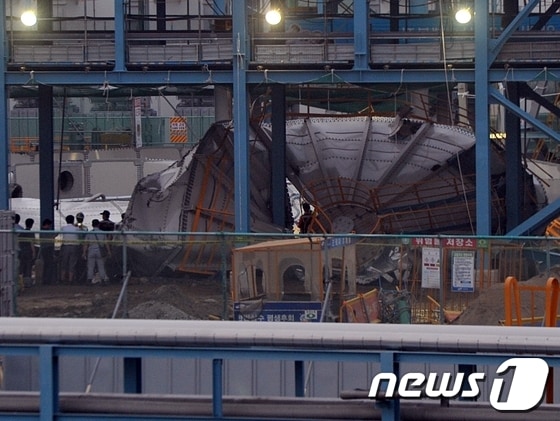 26일 오후 울산시 남구 삼성정밀화학 내 신축공장에서 1400톤 대형 물탱크가 터져 15명의 사상자를 냈다. 3명이 사망하고 12명이 병원으로 이송돼 치료 중이다. 원통형 물탱크가 터지면서 처참히 찌그러져 있다. 2013.7.26/뉴스1 © News1 노화정 기자