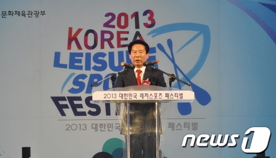 26일 2013대한민국 레저스포츠 페스티벌이 화천 붕어섬에서 열린 가운데 명재선 대한레저스포츠협의회 총재가 개회사를 하고 있다© News1 홍성우 기자