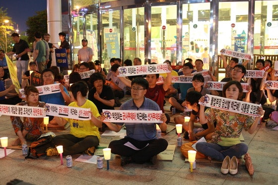 국정원의 불법 부정선거를 규탄하는 촛불집회가 전북 군산 롯데마트 앞 광장에서 열리고 있다 © News1   김재수 기자