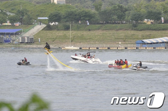 28일 화천에서 대한민국 레저스포츠 페스티벌 행사가 열린 가운데 많은 사람들이 레져스포츠 기구를 이용하고 있다. © News1