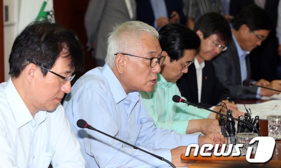 김한길 민주당 대표가 29일 오전 서울 여의도 국회에서 열린 최고위원회의에서 모두발언을 하고 있다. 김 대표는 민주주의와 민생이 심각한 위기에 처해있다고 박근혜 정부를 비판하며 “박 대통령은 결단이 있어야 할 때 침묵을 계속 이어가다가 휴가를 간다고 하고, 새누리당은 국기 문란상황을 적당히 덮고 가려 한다”고 말했다. 2013.7.29/뉴스1 © News1 허경 기자