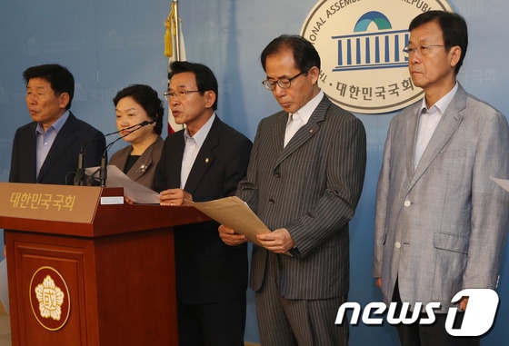 민주당 외교통일위원회 의원들이 지난 7월29일 오전 서울 여의도 국회 정론관에서 기자회견을 열고 남북 대화의 재개와 개성공단 정상화를 촉구하고 있다. 2013.7.29/뉴스1 © News1   송원영 기자