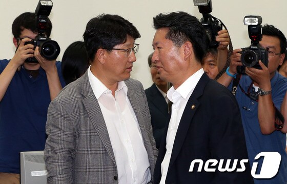 국정원 국조특위 여야 간사인 새누리당 권성동, 민주당 정청래 의원이 29일 서울 여의도 국회에서 열린 국가정보원 댓글 의혹 사건 등의 진상규명을 위한 국정조사특별위원회에서 대화를 하고 있다. 2013.7.29/뉴스1 © News1 송원영 기자