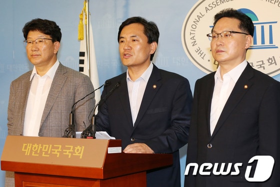 김진태 새누리당 의원이 29일 오후 서울 여의도 국회 정론관에서 기자회견을 열고 국정원 국조특위에서 박영선 민주당 의원의 발언에 대한 사과를 요구하고 있다. 왼쪽부터 권성동, 김진태, 조명철 의원 2013.7.29/뉴스1 © News1   송원영 기자