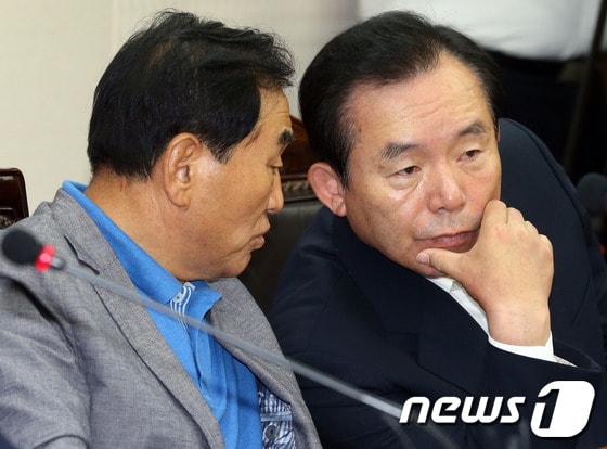 새누리당 이재오, 이인제 의원이 3일 오전 서울 여의도 당사에서 열린 최고중진연석회의에서 얘기를 나누고 있다. 2013.7.3/뉴스1 © News1 송원영 기자