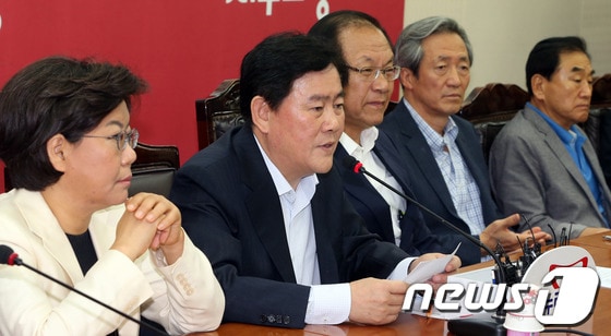 최경환 새누리당 원내대표가 3일 오전 서울 여의도 당사에서 열린 최고중진연석회의에서 모두 발언을 하고 있다. 2013.7.3/뉴스1 © News1 송원영 기자