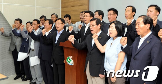 민주당 충북도당이 3일 오후 충북도청 브리핑룸에서 기자회견을 갖고 국정원 불법 대선개입 진상규명과 관련 책임자의 처벌, 국정원 개혁을 요구하고 있다.민주당 충북도당은 '정치공작 진상규명 및 국정원 개혁 충북도당 운동본부'를 구성해 촛불집회 등 지속적인 진상규명 운동을 벌일 계획이다. 2013.7.3/뉴스1 © News1   김용빈 기자