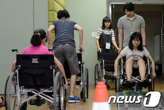 청소년들이 휠체어 체험을 하고 있다. (자료사진) ⓒNews1