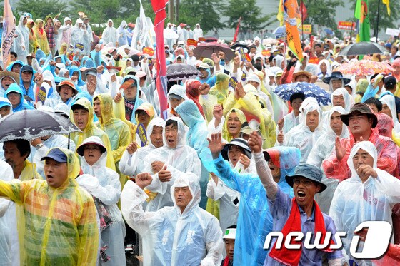 전국한후협회가 30일 오후 음성군 농협 축산물 공판장 앞에서 &#39;소 값 회복과 출하 저지 전국 한우인 총궐기 대회&#39;를 열고 있다. 이날 한우인 총궐기 대회에는 전국의 2000여 한우 사육 농가가 참여했다. 2013.7.30/뉴스1 © News1   김용빈 기자