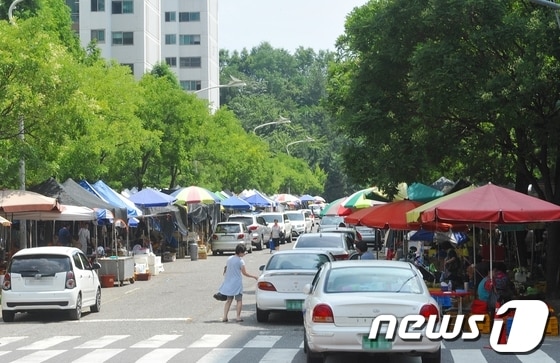 울산 북구 천곡동 쌍용아진아파트 인근에서 17년 동안 열렸던 목요장 폐쇄를 두고 구청과 상인들이 팽팽히 맞서고 있다. 사진은 상인들이 인도에 좌판을 펼치고 영업을 하는 모습..© News1(뉴스1 자료사진)