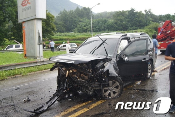30일 오후 88고속도로 거창휴게소 앞에서 발생한 교통사고 현장. <경남소방본부 제공>© News1