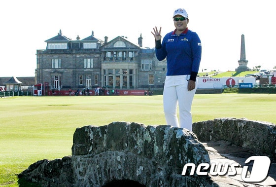 '골프여제' 박인비 선수가 30일(현지시간) 스코틀랜드 세인트앤드류스 올드코스에서 열린 RICHO WOMEN'S BRITHISH OPEN CHAMPIONSHIP 프로암경기에 출전, 18번 홀 스월큰브릿지에서 포즈를 취하고 있다. (KB금융그룹 제공) 2013.7.31/뉴스1 © News1