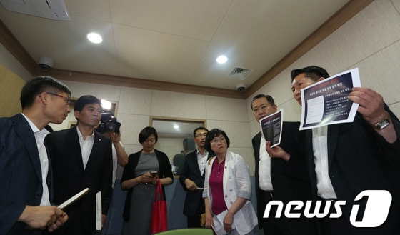 국정원 국정조사 특위 야당위원들이 31일 오후 서울 종로구 내자동 서울지방경찰청을 방문, 진술녹화실 내부를 둘러보고 있다. 왼쪽부터 이상규 통합진보당 의원, 김민기, 박영선 민주당 의원, 장병덕 서울청 사이버범죄수사대장, 김현, 박남춘, 정청래 민주당 의원. 2013.7.31/뉴스1 © News1   허경 기자