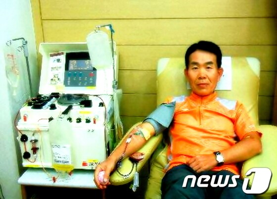 헌혈 중인 임종근 씨. 사진 제공=인천시교육청.© News1