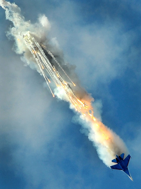 4일(현지시간) 러시아 상트페테르부르크에서 열린 국제해상방위 쇼에서 러시아제 SU-27 전투기가 에어쇼를 펼치고 있다. © AFP=뉴스1 