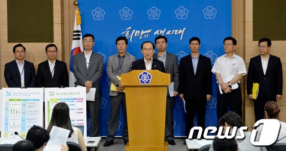 윤성규 환경부 장관이 화학물질 안전관리 종합대책'을 발표하고 있다. © News1 박지혜 기자