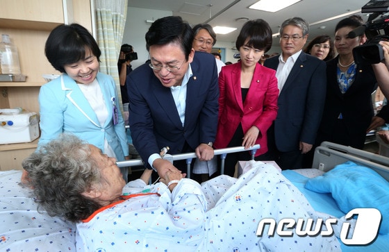 국회 공공의료 정상화 국정조사 특별위원회 정우택 위원장과 여야 위원들이 5일 오전 서울 중랑구 신내동 서울의료원을 방문해 환자안심병동을 둘러보며 환자들을 위문하고 있다. 2013.7.5/뉴스1 © News1 오대일 기자