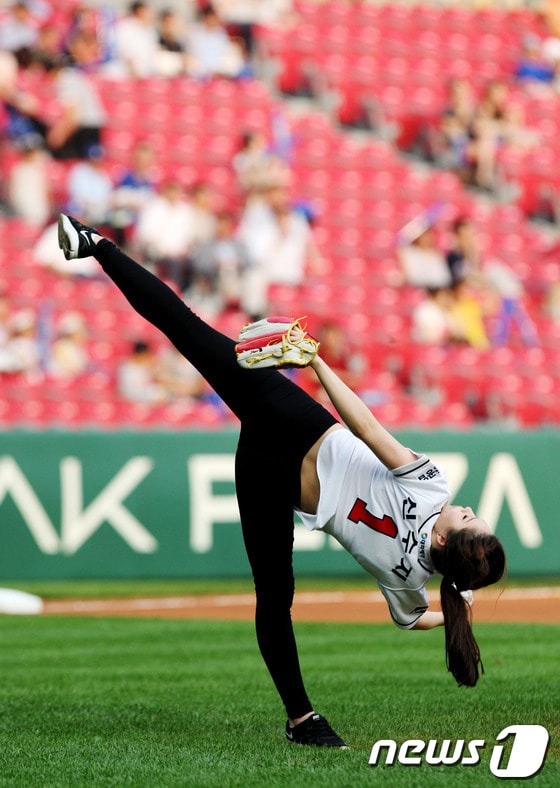 리듬체조 전 국가대표 신수지가 7월5일 오후 서울 잠실야구장에서 두산 베어스와 삼성 라이온즈의 경기 전 시구를 하고 있다. (두산베어스 제공) 2013.7.5/뉴스1 © News1