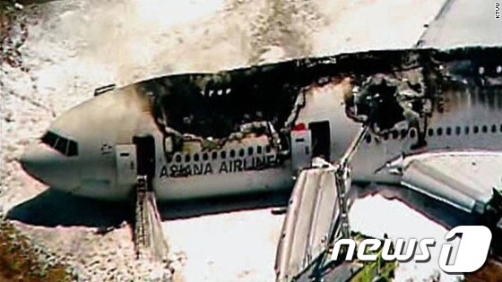 6일(현지시간) 오전 미국 샌프란시스코 공항에서 아시아나항공 214편 B777-200 여객기가 착륙하다 활주로에 충돌하는 사고가 발생했다. 사진은 충돌한 여객기 잔해의 모습. 서울에서 출발한 이 사고기의 동체 대부분이 화재로 소실되고 날개와 꼬리 부분이 부러졌으나 승객 292명, 승무원 16명 등 탑승자 308명이 타고 있었던 것으로 알려졌다. (KTVU 캡처) 2013.7.7/뉴스1 © News1