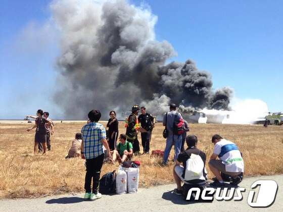 6일(현지시간) 오전 미국 샌프란시스코 공항에서 아시아나항공 214편 B777-200 여객기가 착륙하다 활주로에 충돌하는 사고가 발생했다. 사진은 충돌한 여객기에서 승객들이 탈출하는 모습. 서울에서 출발한 이 사고기의 동체 대부분이 화재로 소실되고 날개와 꼬리 부분이 부러졌으며 승객 292명, 승무원 16명 등 탑승자 308명이 타고 있었던 것으로 알려졌다. (트위터 캡쳐) 2013.7.7/뉴스1 © News1