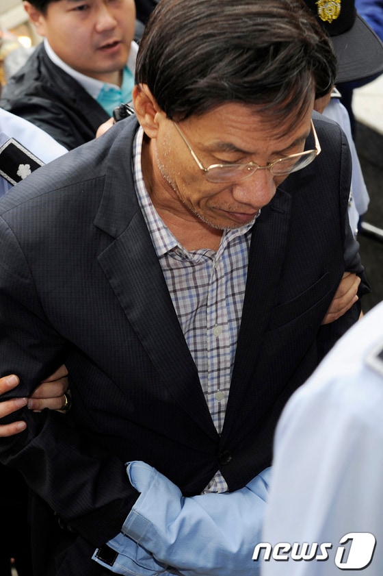 김종신 전 한국수력원자력 사장이 7일 오전 부산지법 동부지원에서 영장실질심사을 받기 위해 출두하고 있다. 김 전 한수원 사장은 원전 관련 업체로부터 억대의 금품을 받은 혐의(뇌물수수)를 받고 있다. 2013.7.7/뉴스1 © News1 전혜원 기자