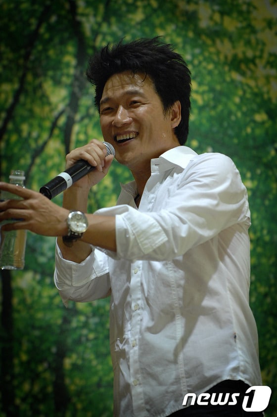 가수 안치환의 공연 모습. (현대예술관 제공) ⓒ News1