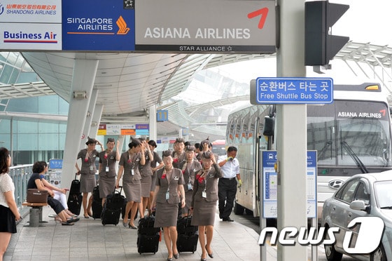미국 샌프란시스코 국제공항에서 6일(현지시간) 아시아나항공 OZ 214편 여객기가 착륙 중 충돌사고 발생한 가운데 7일 오후 인천국제공항 국제선탑승 출구로 아시아나 승무원들이 들어가고 있다. 2013.7.7/뉴스1 © News1   최영호 기자