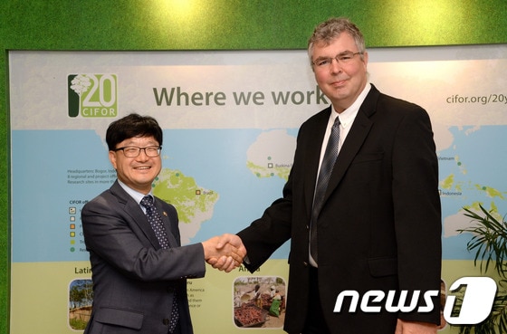 신원섭 산림청장(왼쪽)과 홈그 국제산림연구센터원장(오른쪽)이 인사를 나누는 모습. © News1 