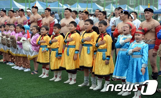 지난해 7월7일 오후 서울 광진구 광장초등학교에서 열린 2013 제13회 몽골 나담축제를 찾은 재한몽골인들이 국민의례를 하고 있다. 2013.7.7/뉴스1 © News1   정회성 